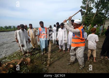 Peshawar, Pakistan, 24/07/2022, inondation dans la région de Mathura Shagai Hindkian Wazir Qila de Peshawar depuis sept heures du matin. Des barrages de sécurité devaient être construits à plusieurs endroits en vertu de la Loi, mais en raison de l'augmentation continue des inondations, les barrages de sécurité à trois endroits ont également été évacués. L'administration a déjà ouvert les déversements du barrage de Varsik, alors qu'elle était en Afghanistan et dans les zones tribales. En raison de la pluie continue depuis l'an dernier, l'eau s'est détournée vers les zones mentionnées pour lesquelles des mesures d'urgence sont nécessaires. (Photo de Hussain Ali/Pacific Press) Banque D'Images