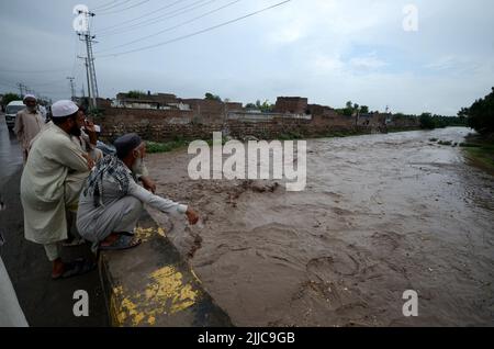 Peshawar, Pakistan, 24/07/2022, inondation dans la région de Mathura Shagai Hindkian Wazir Qila de Peshawar depuis sept heures du matin. Des barrages de sécurité devaient être construits à plusieurs endroits en vertu de la Loi, mais en raison de l'augmentation continue des inondations, les barrages de sécurité à trois endroits ont également été évacués. L'administration a déjà ouvert les déversements du barrage de Varsik, alors qu'elle était en Afghanistan et dans les zones tribales. En raison de la pluie continue depuis l'an dernier, l'eau s'est détournée vers les zones mentionnées pour lesquelles des mesures d'urgence sont nécessaires. (Photo de Hussain Ali/Pacific Press) Banque D'Images