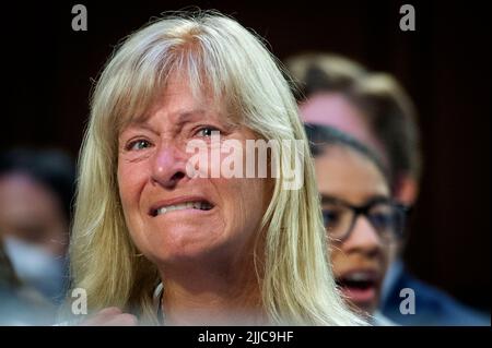 La conseiller municipal de Highland Park, Annette Lidawer, pleure tout en écoutant Philip T. Smith, fondateur et président de la National African American Gun Association, faire des remarques en faveur d'armes comme l'AR-15 et s'exprimer contre les interdictions de l'AR-15âs, Au cours d'une audience du Comité sénatorial de la magistrature pour examiner l'attaque de Highland Park, en mettant l'accent sur la protection de nos communautés contre les fusillades de masse, dans l'immeuble du Bureau du Sénat Hart à Washington, DC, mercredi, 20 juillet 2022. Crédit : Rod Lamkey/CNP Banque D'Images