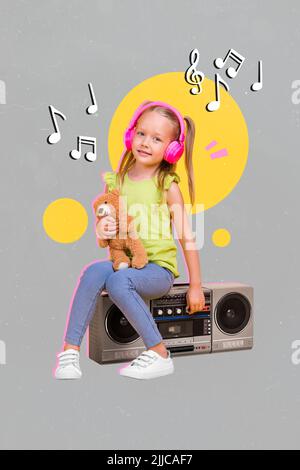 Portrait composite vertical de petite fille gaie s'asseoir boom box écouter musique casque tenir peluche ours jouet Banque D'Images