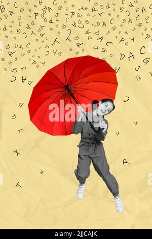 Image de collage vertical de fille surjoyée stupéfait noir blanc couleurs tenir parapluie dessin lettres pluie isolée sur fond créatif Banque D'Images