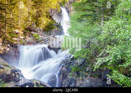 Cascade d'Alba dans la gorge d'Alba, Benasque, Parc naturel de Posets-Maladeta, Huesca, Espagne Banque D'Images