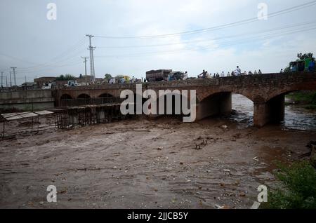 Peshawar, Khyber Pakhtunkhwa, Pakistan: 24 juillet 2022, inondation dans Mathura Shagai Hindkian Wazir Qila région de Peshawar depuis sept heures du matin. Des barrages de sécurité devaient être construits à plusieurs endroits en vertu de la Loi, mais en raison de l'augmentation continue des inondations, les barrages de sécurité à trois endroits ont également été évacués. L'administration a déjà ouvert les déversements du barrage de Varsik, alors qu'elle était en Afghanistan et dans les zones tribales. En raison de la pluie continue depuis l'an dernier, l'eau s'est détournée vers les zones mentionnées pour lesquelles des mesures d'urgence sont nécessaires. (Image de crédit : © Hussain Al Banque D'Images