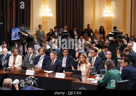 POOL REMOTE - Matthew Pottinger, à gauche, et Sarah Matthews témoignent devant le comité spécial de la Maison des États-Unis d'enquêter sur l'attaque du 6 janvier contre le Capitole des États-Unis pendant l'audience du comité sur Capitol Hill à Washington, DC, le jeudi 21 juillet, 2022. Crédit : Doug Mills/Pool via CNP Banque D'Images