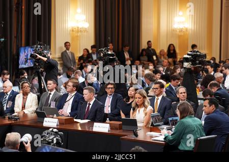 POOL REMOTE - Matthew Pottinger, à gauche, et Sarah Matthews témoignent devant le comité spécial de la Maison des États-Unis d'enquêter sur l'attaque du 6 janvier contre le Capitole des États-Unis pendant l'audience du comité sur Capitol Hill à Washington, DC, le jeudi 21 juillet, 2022. Crédit : Doug Mills/Pool via CNP Banque D'Images