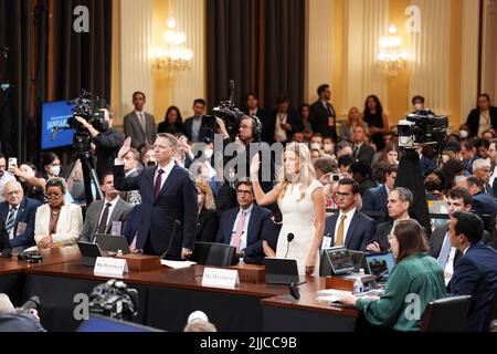 POOL REMOTE - Matthew Pottinger, à gauche, et Sarah Matthews sont assermentés pour témoigner devant le comité spécial de la Maison des États-Unis d'enquêter sur l'attaque du 6 janvier sur le Capitole lors de l'audience du comité sur Capitol Hill à Washington, DC, le jeudi 21 juillet, 2022. Crédit : Doug Mills/Pool via CNP Banque D'Images