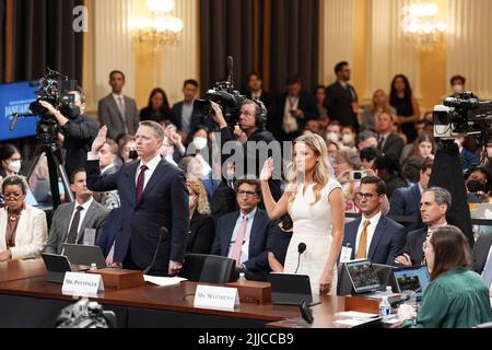 POOL REMOTE - Matthew Pottinger, à gauche, et Sarah Matthews sont assermentés pour témoigner devant le comité spécial de la Maison des États-Unis d'enquêter sur l'attaque du 6 janvier sur le Capitole lors de l'audience du comité sur Capitol Hill à Washington, DC, le jeudi 21 juillet, 2022. Crédit : Doug Mills/Pool via CNP Banque D'Images