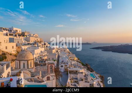 FIRA, GRÈCE - MAI 21,2022: Vue de Fira la capitale de l'île de Santorini en Grèce Banque D'Images