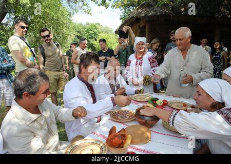 KIEV, UKRAINE - LE 23 JUILLET 2022 - les gens dans les vêtements traditionnels ukrainiens repromulguent obzhynky, un festival slave célébrant la fin de la saison des récoltes Banque D'Images