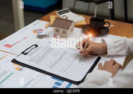 L'agent immobilier offre main pour le client signer contrat signature pour acheter ou vendre maison. Concept immobilier contact concept Banque D'Images