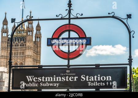 Londres, Royaume-Uni. 09th juillet 2022. Station de métro de Westminster, près du Parlement, de Big Ben et de l'abbaye de Westminster et lieu de tournage de Harry Potter et de l'ordre du Phoenix. (Photo de John Wreford/SOPA Images/Sipa USA) crédit: SIPA USA/Alay Live News Banque D'Images