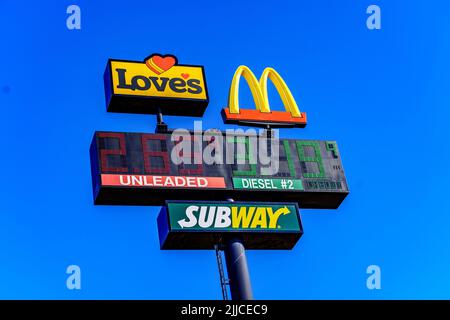 Hummelstown, PA, Etats-Unis - 23 février 2020 : le panneau Love’s Plaza comprend les prix du carburant et les logos des restaurants. Banque D'Images