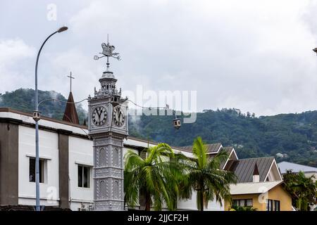 La tour de l'horloge de Victoria, ou « mini Big Ben », copie de Big Ben de Londres dans le centre-ville de Victoria, capitale des Seychelles, avec un ciel nuageux Banque D'Images