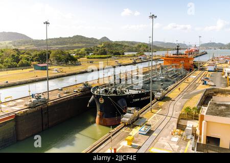 Un cargo traversant les écluses de Miraflores dans le canal de Panama, au Panama Banque D'Images