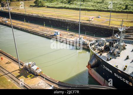 Un cargo traversant les écluses de Miraflores dans le canal de Panama, au Panama Banque D'Images