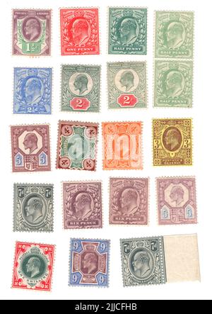 Une sélection de timbres-poste Edward VII menthe GB sur fond blanc. Banque D'Images