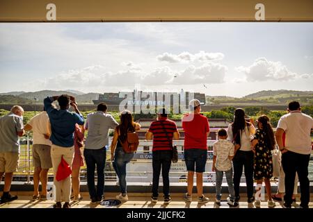 Les gens qui regardent les navires passent par les écluses de Miraflores dans le canal de Panama, Panama Banque D'Images