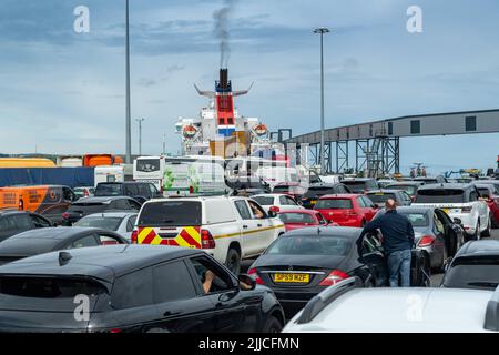 Véhicules attendant d'embarquer à bord d'un ferry Stena Line de Cairnryan à Belfast, Écosse, Royaume-Uni. Banque D'Images