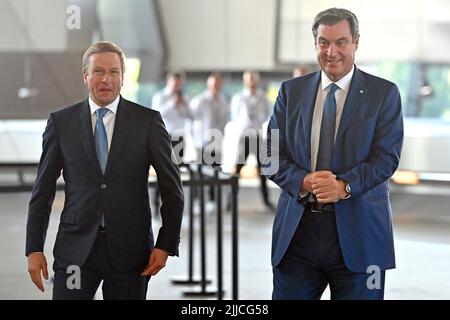 De gauche à droite : Oliver ZIPSE (président de BMW Management), Markus SOEDER (premier ministre de Bavière et président du CSU). Événement anniversaire ?50 ans BMW haute-montée ? Sur 22 juillet 2022 à Munich ?SVEN SIMON Fotoagentur GmbH & Co. Pressefoto KG # Prinzess-Luise-Str. 41 # 45479 M uelheim/R uhr # Tél 0208/9413250 # Fax. 0208/9413260 # GLS Banque # BLZ 430 609 67 # compte 4030 025 100 # IBAN DE75 4306 0967 4030 0251 00 # BIC GENODEM1GLS # www.svensimon.net. Banque D'Images