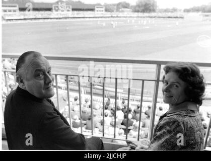 Le Premier ministre néo-zélandais Robert Muldoon est accompagné de son épouse Thea, où il a assisté au match de cricket entre l'Angleterre et l'Australie au terrain de cricket de Lord. Londres, jeudi 16 juin 1977. Crédit : Rob Taggart/Alamy Banque D'Images