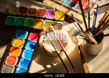 les peintures à l'aquarelle sont disposées sur la table Banque D'Images