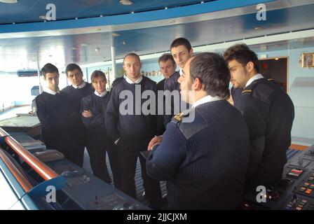 Gênes (Italie), Académie de la Marine marchande, école de spécialisation avancée pour les professions de la mer; visite éducative sur un bateau de croisière dans le port de Gênes Banque D'Images