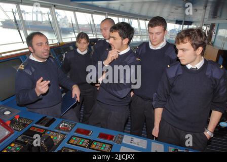 Gênes (Italie), Académie de la Marine marchande, école de spécialisation avancée pour les professions de la mer; visite éducative sur un bateau de croisière dans le port de Gênes Banque D'Images