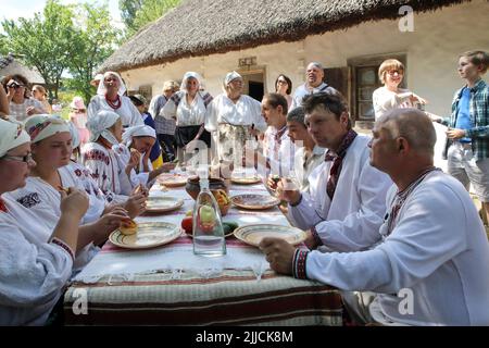 Kiev, Ukraine - 23 juillet 2022 - les gens dans les vêtements traditionnels ukrainiens re-promulguent obzhynky, un festival slave célébrant la fin de la saison de récolte, pendant les vacances du pain ukrainien au Musée national de l'architecture populaire et de la vie à Pyrohiv, Kyiv, capitale de l'Ukraine. Cette photo ne peut pas être distribuée en Fédération de Russie. Photo de Volodymyr Tarasov/Ukrinform/ABACAPRESS.COM Banque D'Images