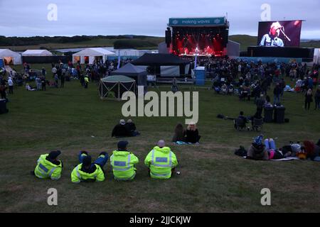 Irvine, Ayrshire, Écosse, Royaume-Uni. Le premier concert inaugral faisant des vagues se tient à Irvine Beach Park. Del Amitri est un groupe de rock écossais alternatif formé à Glasgow en 1980. Le chanteur et fondateur Justin Currie Banque D'Images