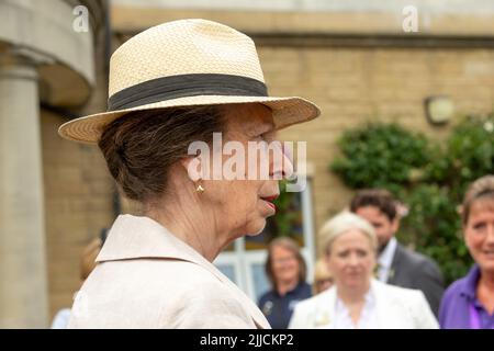 Grand Yorkshire Show, Harrogate, Royaume-Uni, 12 juillet 2022, HRH Princesse Anne, Le Princess Royal discutant avec le personnel du Great Yorkshire Show, en gros plan. Hor Banque D'Images