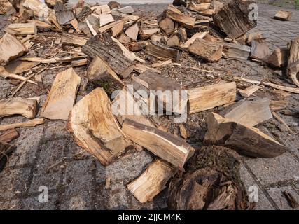 25 juillet 2022, Hessen, Francfort-sur-le-main : le bois de chauffage fraîchement livré se trouve devant un garage, qui appartient à une maison de rangée. Photo: Frank Rumpenhorst/dpa Banque D'Images