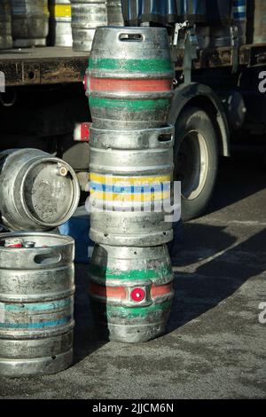 Fûts de bière métalliques livrés par camion à une maison publique Banque D'Images