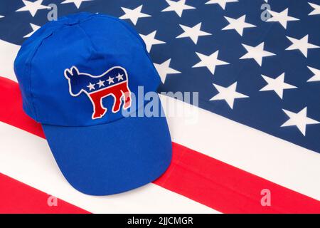 Casquette DNC bleue avec badge d'âne DEM et drapeau US Stars and Stripes. Pour l'élection présidentielle américaine de 2024 et la vague rouge républicaine éliminent les démocrates. Banque D'Images