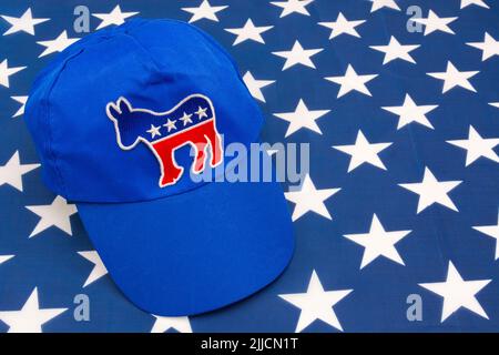 Casquette DNC bleue avec badge d'âne DEM et drapeau US Stars and Stripes. Pour l'élection présidentielle américaine de 2024 et la vague rouge républicaine éliminent les démocrates. Banque D'Images