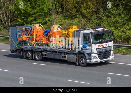 SMITH'S (LOCATION À L'USINE) LIMITÉE. DAF CF Euro 6 livrant des mélangeurs de béton, une usine de construction et des machines ; sur l'autoroute M61, au Royaume-Uni Banque D'Images