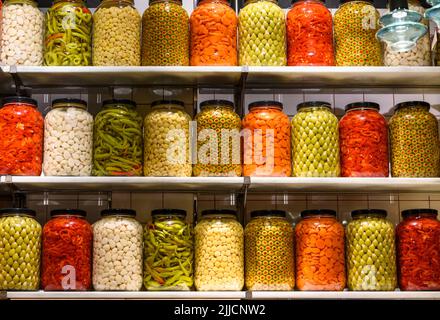Une sélection colorée de cornichons en pots exposés dans le Mercardo de San Miguel, juste à côté de la Plaza Mayor, Madrid, Espagne Banque D'Images