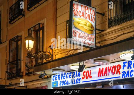 Le cerveceria sol Mayor, spécialisé dans les bacadillos de Calamares, frits calmars en rouleaux, près de la Puerta del sol, dans le centre de Madrid. Espagne Banque D'Images