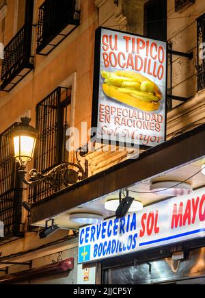 Le cerveceria sol Mayor, spécialisé dans les bacadillos de Calamares, frits calmars en rouleaux, près de la Puerta del sol, dans le centre de Madrid. Espagne Banque D'Images