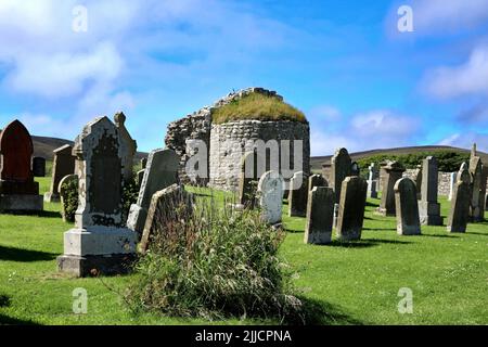 Les ruines de St. Nicholas Round kirk et le cimetière de St. Nicholas à Orphir Banque D'Images