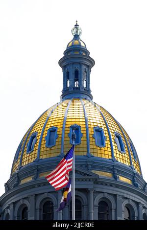 Bâtiment du Capitole de l'État du Colorado avec architecture Gold Golden Dome et drapeau américain Banque D'Images