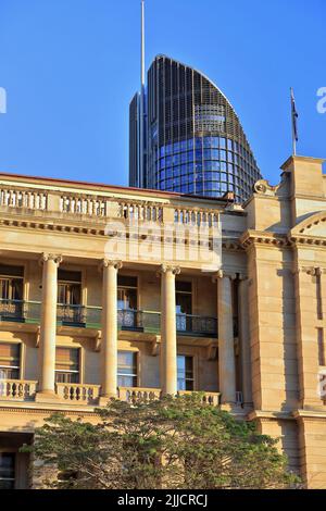 098 ancien bâtiment du patrimoine de l'Administration des terres soutenu par un gratte-ciel administratif du gouvernement de l'État. Brisbane-Australie. Banque D'Images