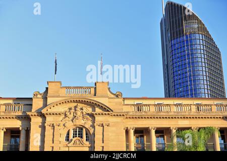 099 ancien bâtiment du patrimoine de l'Administration des terres soutenu par un gratte-ciel administratif du gouvernement de l'État. Brisbane-Australie. Banque D'Images