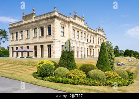 Brodsworth Hall and Gardens avec un jardin topiaire ornemental Brodsworth maison de campagne victorienne près de Doncaster South Yorkshire Angleterre GB Europe Banque D'Images