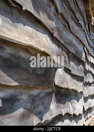 Vous pouvez trouver la beauté abstraite ou des formes intéressantes juste au sujet de n'importe où, si vous regardez juste assez dur. Ces formes agréables font partie d'un mur en bois Banque D'Images