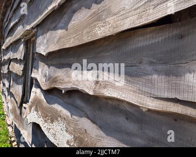 Vous pouvez trouver la beauté abstraite ou des formes intéressantes juste au sujet de n'importe où, si vous regardez juste assez dur. Ces formes agréables font partie d'un mur en bois Banque D'Images