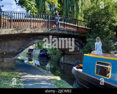 Les cours d'eau, canaux, ruisseaux et rivières d'Oxford sont une source de nombreux plaisirs tranquilles et pittoresques. Ici, nous voyons un homme dans un chapeau de Panama se détendre sur Fren Banque D'Images