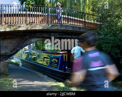 Les cours d'eau, canaux, ruisseaux et rivières d'Oxford sont une source de nombreux plaisirs tranquilles et pittoresques. Ici, nous voyons un homme dans un chapeau de Panama se détendre sur Fren Banque D'Images