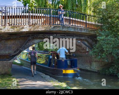 Les cours d'eau, canaux, ruisseaux et rivières d'Oxford sont une source de nombreux plaisirs tranquilles et pittoresques. Ici, nous voyons un homme dans un chapeau de Panama se détendre sur Fren Banque D'Images