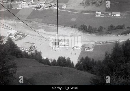 1960s, historique, vue de haut en bas sur un télésiège descendant de la Bergstation, Gaisberg, Ober-Gurgl, Autriche. Banque D'Images