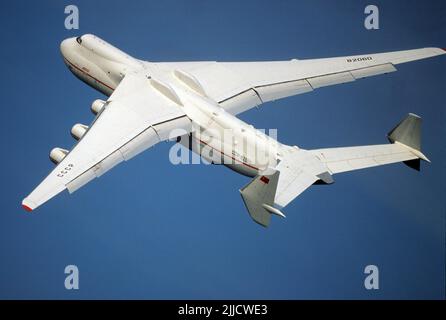 L'avion le plus grand au monde, l'avion cargo Antonov AN225 Myria (Dream) en vol. Banque D'Images